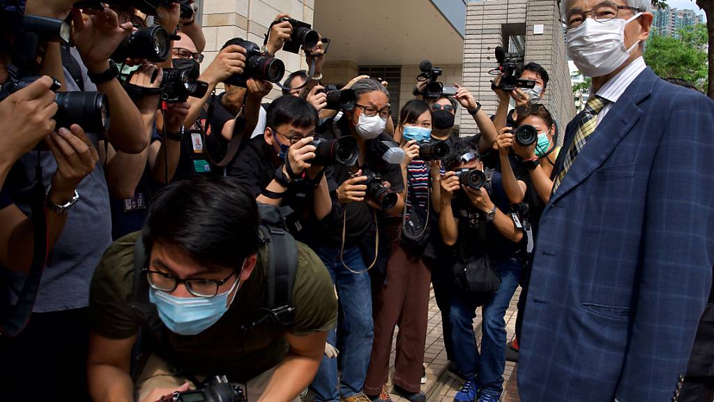 Der pro-demokratische Rechtsanwalt Martin Lee (r) kommt vor einem Gericht in Hongkong an. Foto: Vincent Yu/AP/dpa