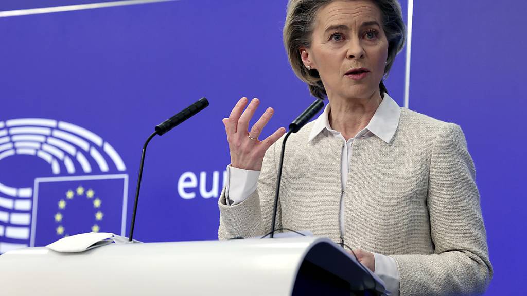 Ursula von der Leyen, Präsidentin der Europäischen Kommission, spricht während einer Pressekonferenz im Gebäude des Europäischen Parlaments. Foto: Olivier Matthys/AP/dpa