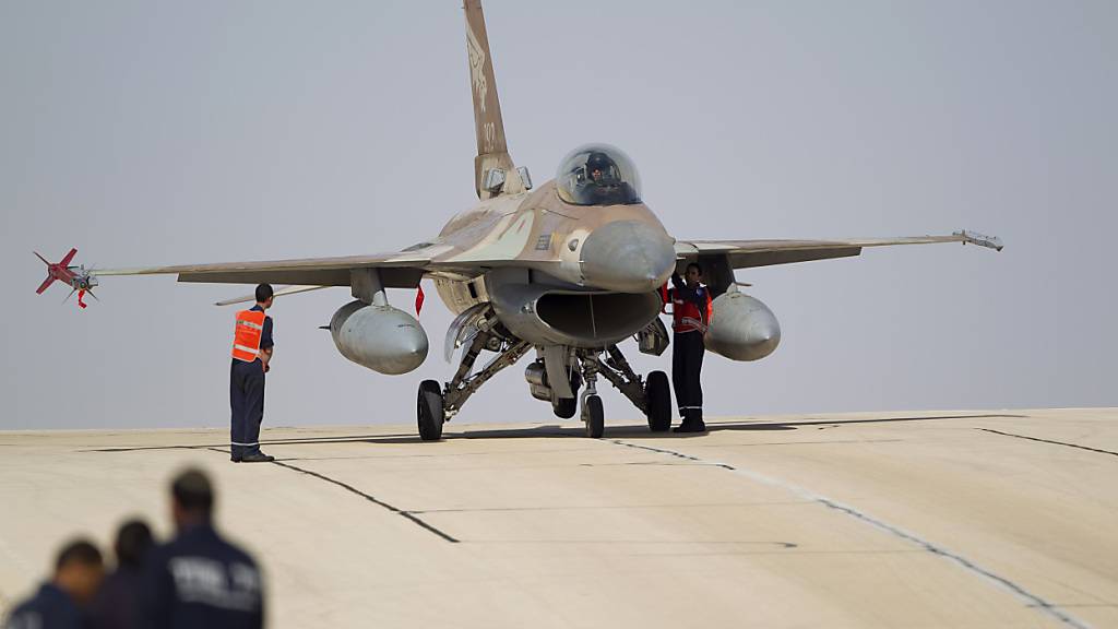 ARCHIV - Mechaniker stehen auf einem Militärflughafen bei Eilat in Israel an einem F-16 Kampfjet der israelischen Luftwaffe. Foto: Ariel Schalit/AP/dpa