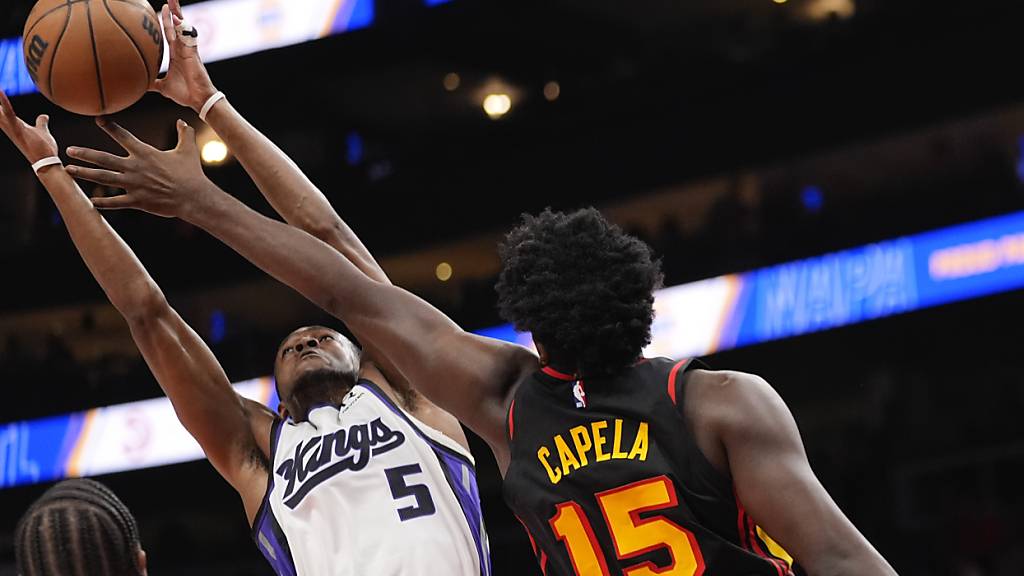 Clint Capela (15) und die Atlanta Hawks wurden am Freitag von De‹Aaron Fox› Sacramento Kings (5) geschlagen