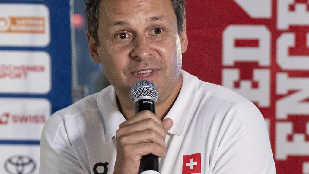 Ralph Stöckli, der Schweizer Delegationsleiter der Olympischen Spiele 2024 in Paris, spricht zu den Medien