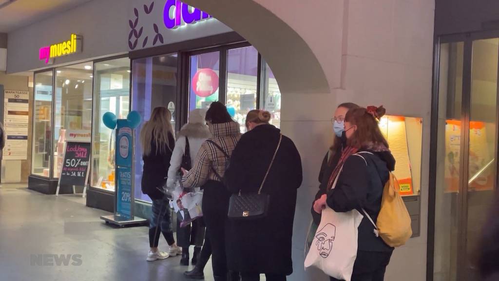 Schlangen vor den Geschäften: Letzte Shopping-Gelegenheit vor dem Lockdown 