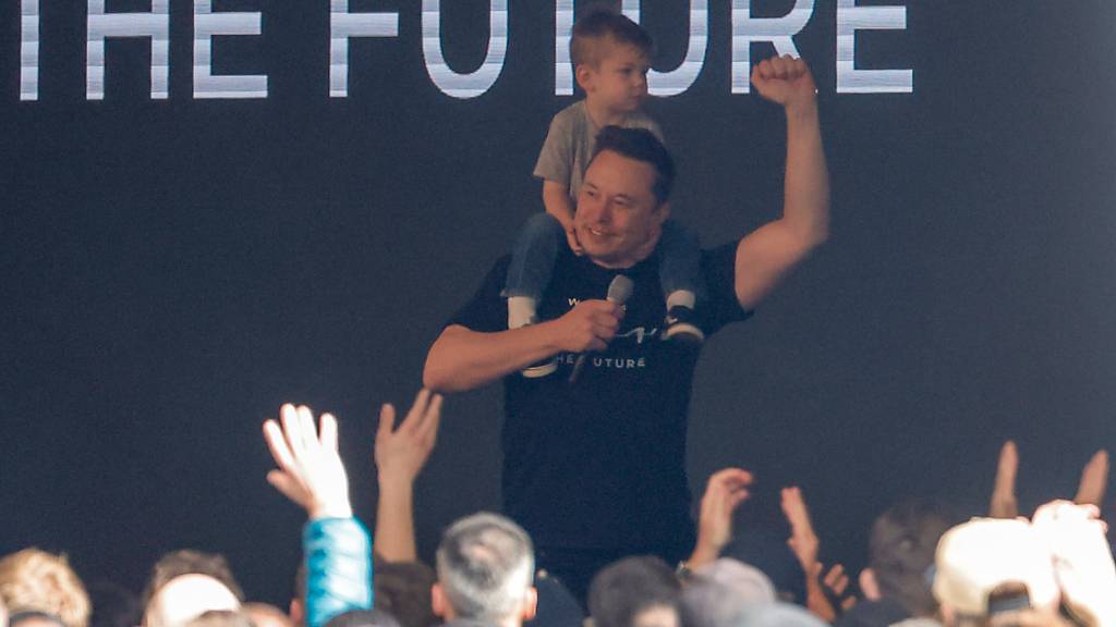 Elon Musk besucht Tesla-Werk in Grünheide