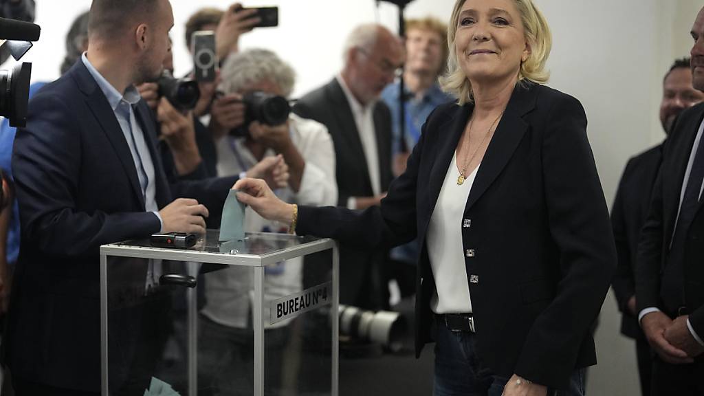 dpatopbilder - Die rechtspopulistische Politikerin Marine Le Pen gibt ihre Stimme für die erste Runde der Parlamentswahlen ab. Wie erwartet landen Frankreichs Rechtsnationale bei der Parlamentswahl auf Platz eins. Macrons Lager schneidet in der ersten Runde hingegen schwächer ab. Foto: Thibault Camus/AP/dpa