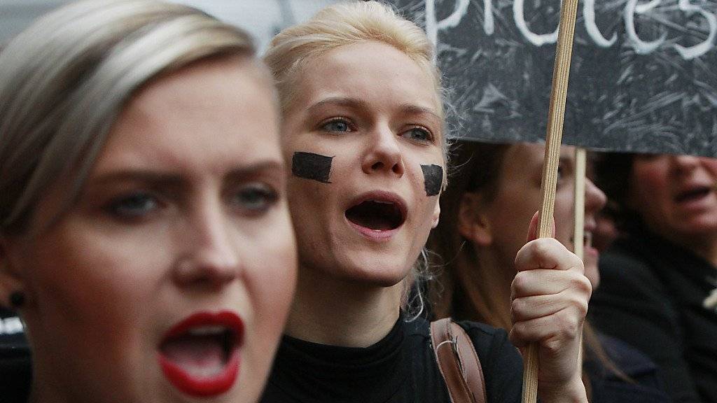 Frauen in Polen protestieren gegen ein Abtreibungsverbot. (Archivbild)