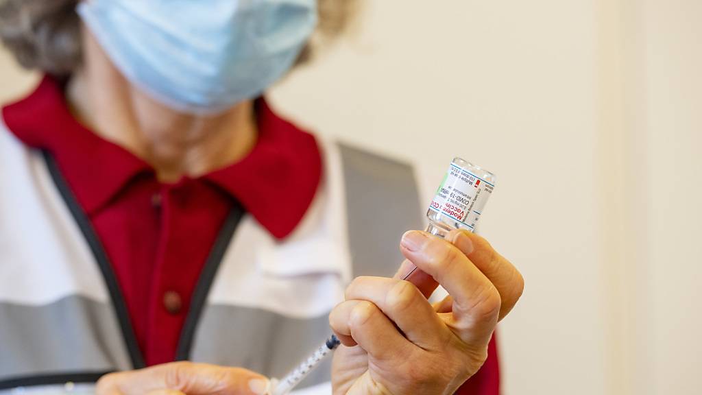 Nur Personen über 65 Jahren oder immungeschwächten Menschen empfiehlt der Bund derzeit eine dritte Impfung gegen Covid-19. (Archivbild)