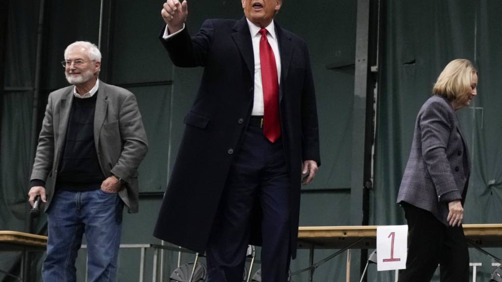 Donald Trump, ehemaliger Präsident der USA, gestikuliert nach seiner Rede im Horizon Events Center bei einem Caucus-Treffen. Bei der ersten Vorwahl der Republikaner um die US-Präsidentschaftskandidatur der Partei hat Trump einen Sieg eingefahren. Foto: Andrew Harnik/AP