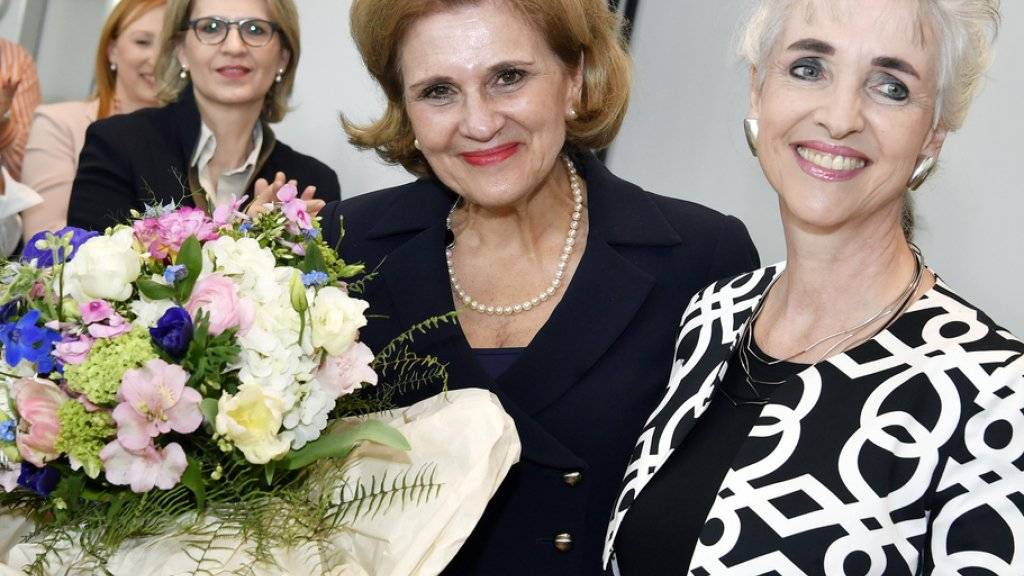 Die neue Präsidentin der FDP Frauen, die Zürcher Nationalrätin Doris Fiala (links, mit Blumen) und ihre Vorgängerin, die Zürcher Regierungsrätin Carmen Walker Späh (rechts).