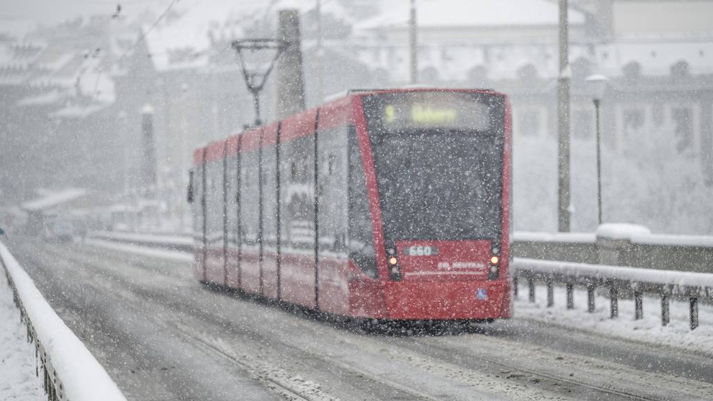 Tram Richtung Wabern im Schnee.