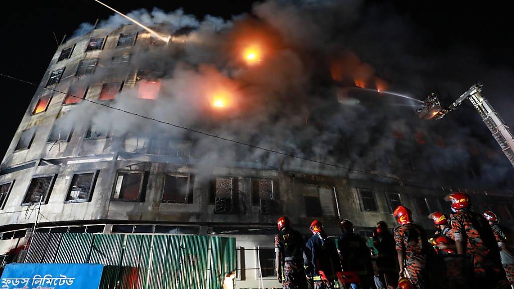 Feuerwehrleute löschen einen Brand in einem Gebäude einer Lebensmittelfabrik in Dhaka. Nach Angaben der Behörden sind mindestens 52 Menschen ums Leben gekommen. Foto: Harun-Or-Rashid/ZUMA Wire/dpa