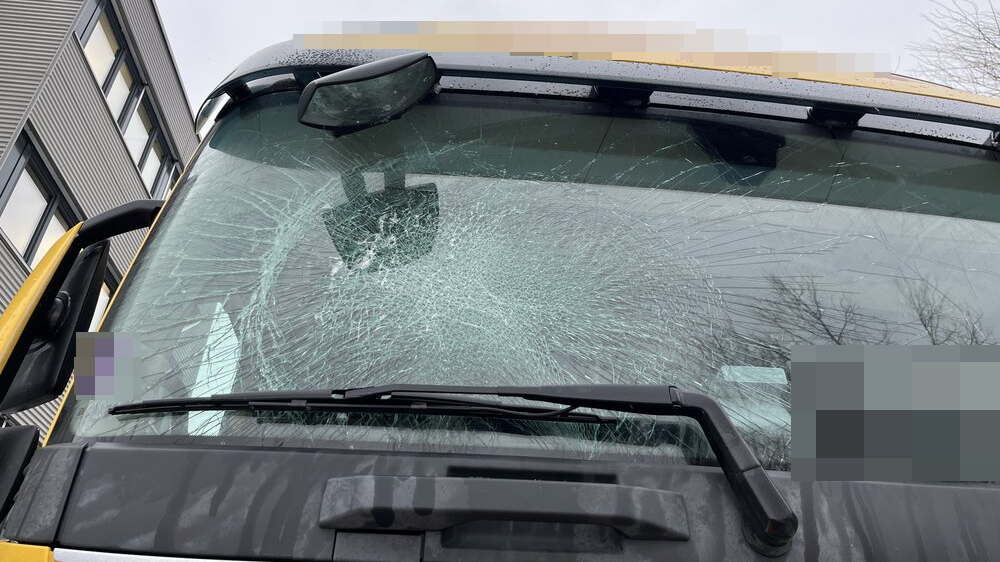 Eisbrocken lösen sich von Fahrzeugdach und krachen in Frontscheibe