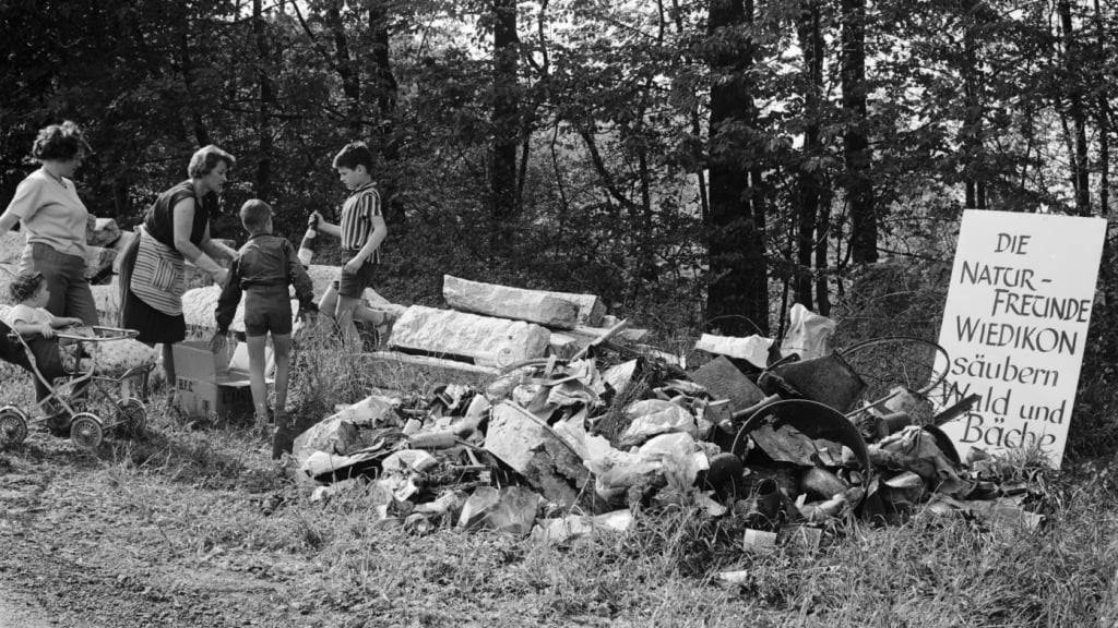 Der Verband «Naturfreunde Schweiz» setzt sich in über hundert Sektionen schweizweit für sanften, nicht gewinnorientierten Tourismus und den Schutz der Natur ein. Hier organisierte beispielsweise im Jahr 1965 die Sektion Wiedikon eine Waldputzete auf dem Uetliberg bei Zürich. (Archivbild)