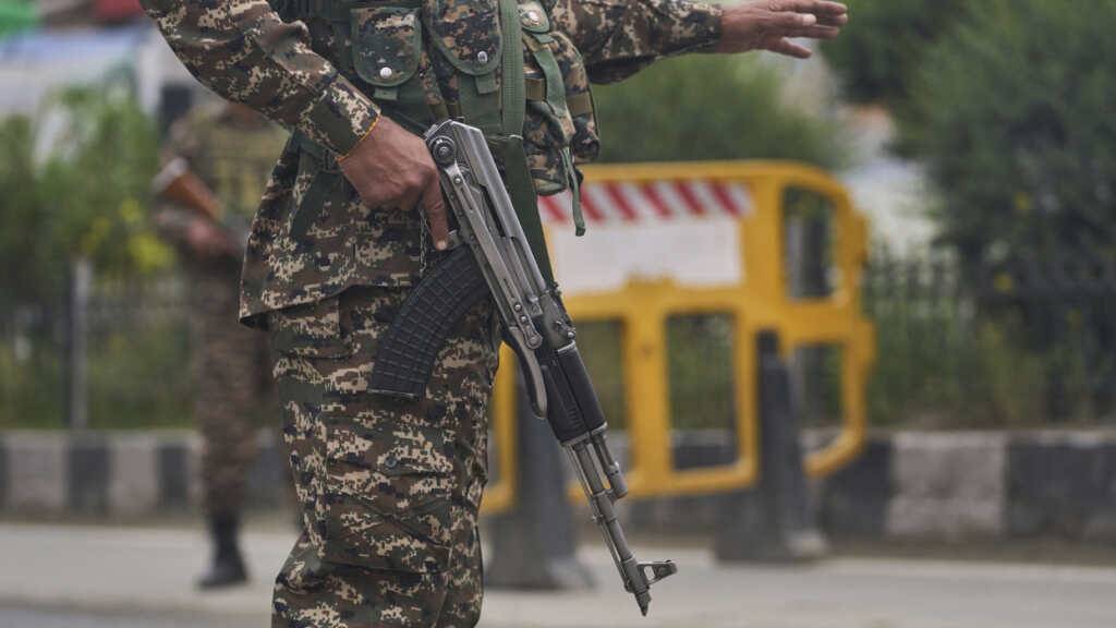 dpatopbilder - Ein paramilitärischer Soldat signalisiert einem Mann aus Kaschmir, dass er an einem provisorischen Kontrollpunkt auf einer Straße zum Flughafen anhalten soll, nachdem laute Explosionen in Srinagar im indisch kontrollierten Kaschmir zu hören waren. Foto: Dar Yasin/AP/dpa