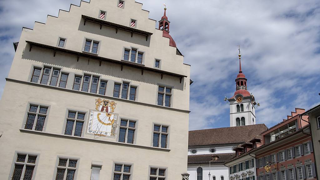 Das Rathaus von Sursee: Die Stadt erlebt finanziell eine Durststrecke. (Archivbild)