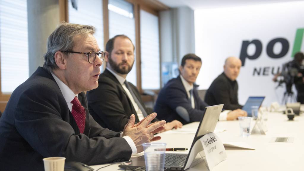 Die Staatsanwaltschaft forderte 14 Jahre und sieben Monate Gefängnis sowie eine Verwahrung aufgrund des hohen Rückfallrisikos des Angeklagten. Im Bild links der Neuenburger Generalstaatsanwalt Pierre Aubert. (Archivbild)