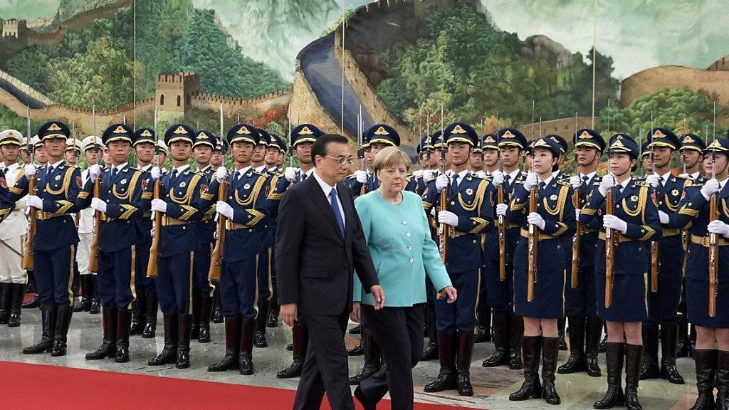 Chinas Premier Li Keqiang und die deutsche Kanzlerin Angela Merkel schreiten die Ehrengarde ab.