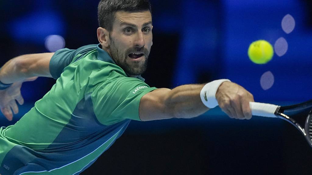 Novak Djokovic streckt sich nach dem Ball und dem insgesamt siebten Sieg bei den ATP Finals