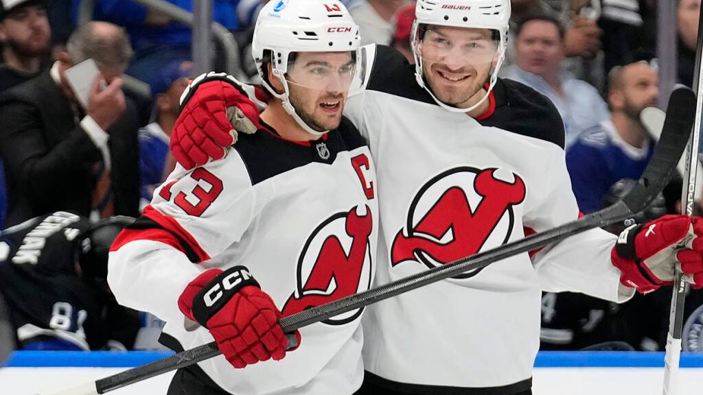 Gelungener Abend: New Jerseys Captain Nico Hischier (li.) erzielte beim 5:3-Sieg in Tampa ein Tor und einen Assist