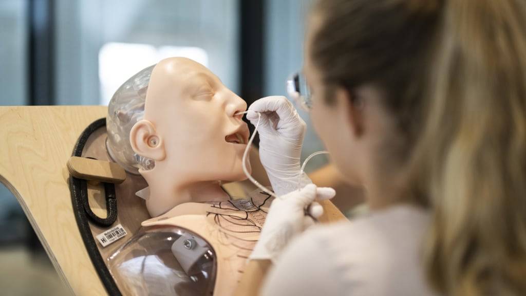 Eine Medizinstudentin legt einem menschlichen Phantom eine Magensonde. Der Zürcher Kantonsrat lehnte als Voraussetzung für das Medizinstudium ein sechsmonatiges Pflegepraktikum ab. (Archivibild)