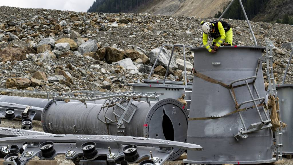 Transport der drei Masten der provisorischen Seilbahn bei Blatten