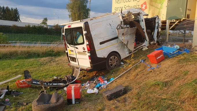 Lieferwagen fliegt 40 Meter durch die Luft