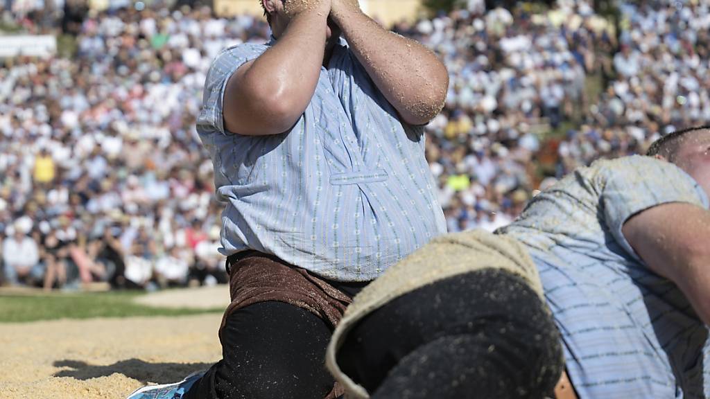 Mario Schneider kann sein Glück nach dem Schlussgang-Sieg gegen seinen Bruder Domenic Schneider nicht begreifen