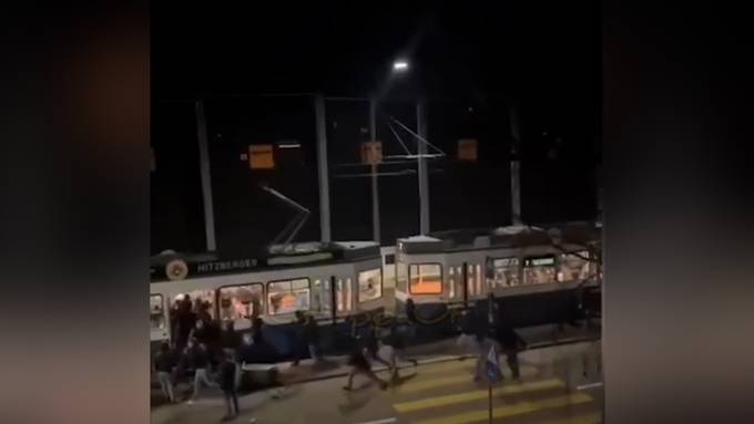 Neue Aufnahmen zeigen, wie Fussball-Chaoten VBZ-Tram zerstören
