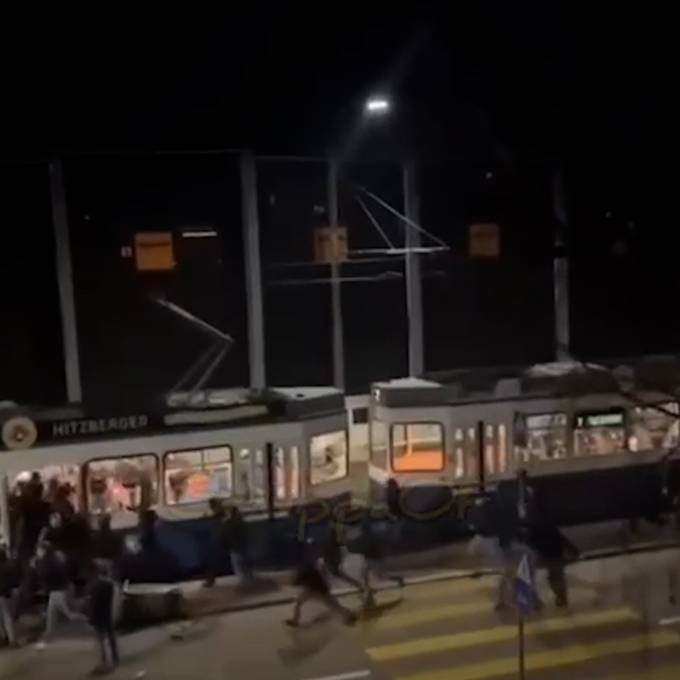 Neue Aufnahmen zeigen, wie Fussball-Chaoten VBZ-Tram zerstören