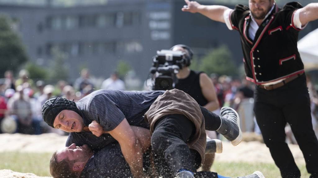 Curdin Orlik gewinnt den Schlussgang gegen Christian Biäsch platt