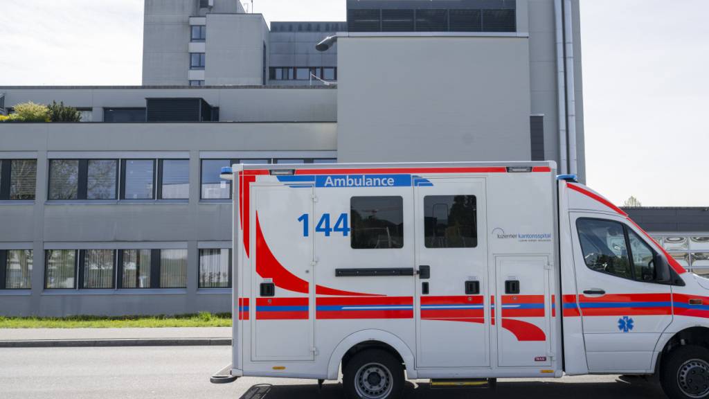 Die Angestellten des Luzerner Kantonsspitals erhalten eine Lohnerhöhung, die über der Teuerung von 0,2 Prozent liegt. (Archivaufnahme des Spitals in Sursee)