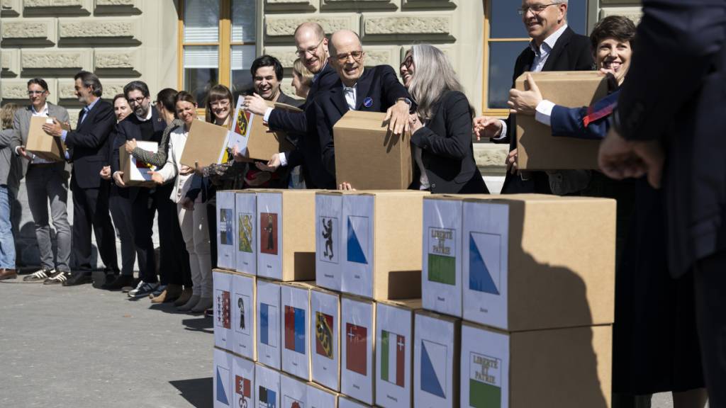 Mitglieder des Komitees hinter der Finanzplatz-Initiative reichen die gesammelten rund 145'000 Unterschriften bei der Bundeskanzlei in Bern ein.