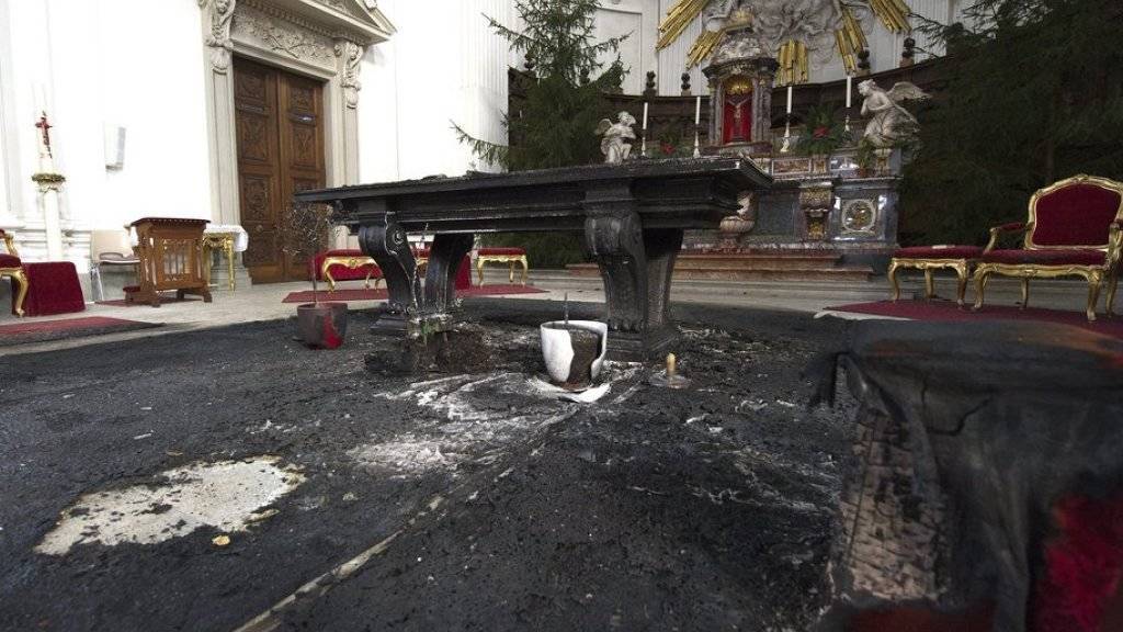 Beim Brandanschlag vom Januar 2011 entstand in der St.-Ursen-Kathedrale in Solothurn grosser Sachschaden. (Archivbild)