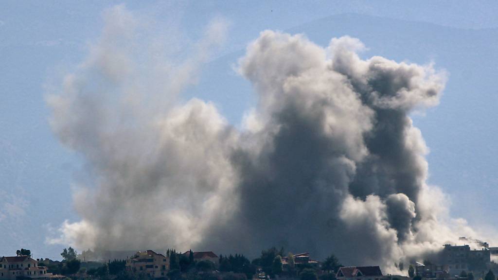 dpatopbilder - Nach einem israelischen Luftangriff am frühen Morgen steigt starker Rauch aus der südlibanesischen Stadt Khiam auf. Foto: Stringer/dpa