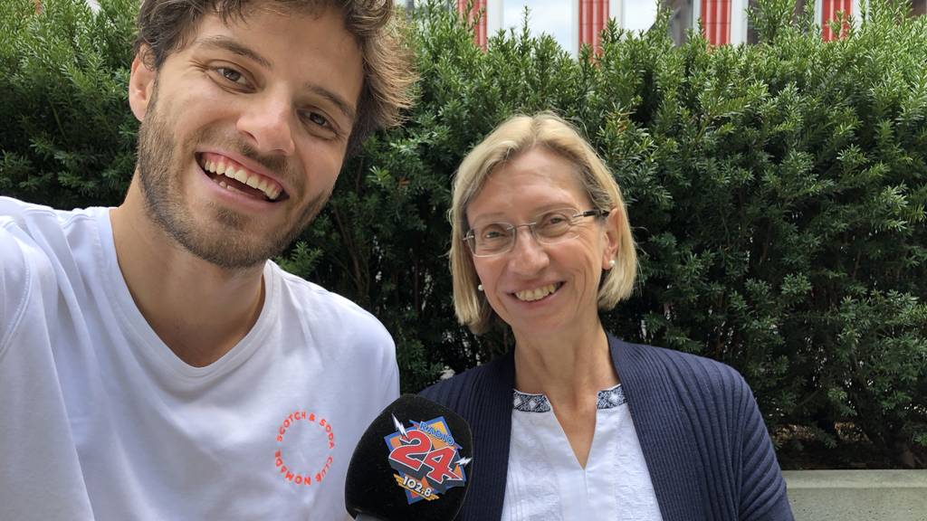 Ufem Bänkli mit der DEZA-Mitarbeiterin Béatrice Meyer