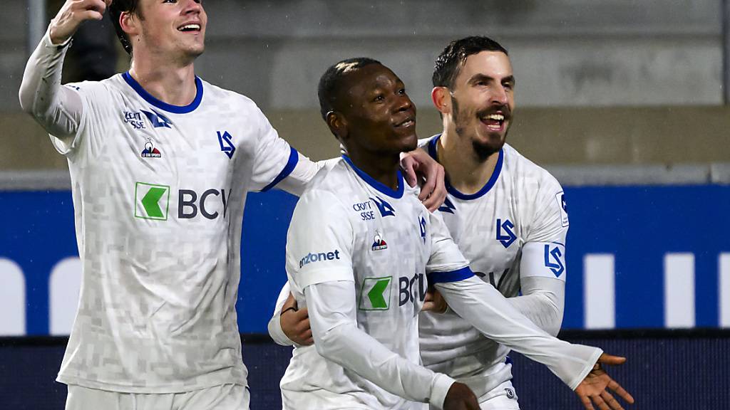 Samuel Kalu (Mitte) feiert mit Jamie Roche (links) und Olivier Custodio sein 1:0