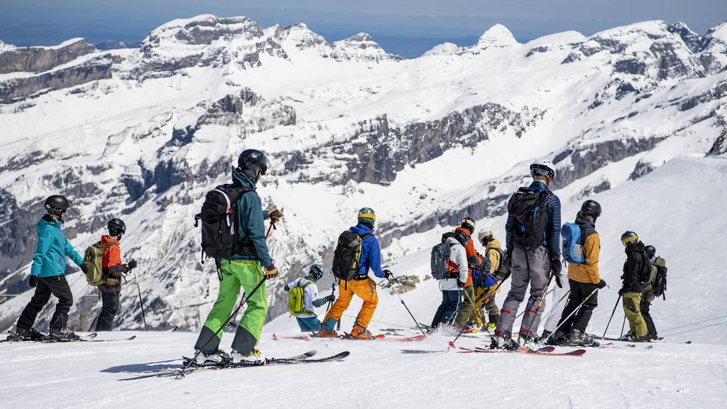 Skifahrer geniessen das tolle Fruehlingswetter und die guten Schneebedingungen auf dem Titlis am Samstag, 8. Mai 2021.