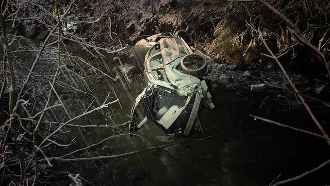 Auto landet in Willerzell im Bachbett – Fahrer leicht verletzt