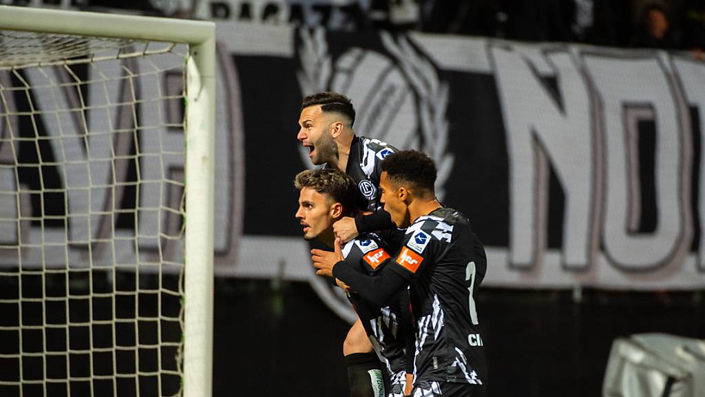 Uran Bislimi, Renato Steffen und Yanis Cimignani (v.l.n.r.) feiern das frühe 1:0 von Lugano