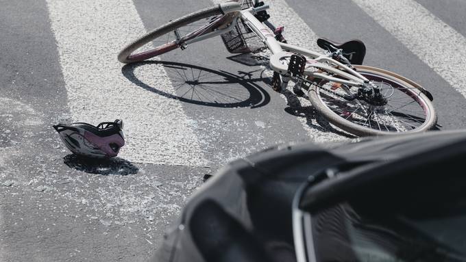 Autofahrer (85) stösst mit Rennradfahrer (80) zusammen