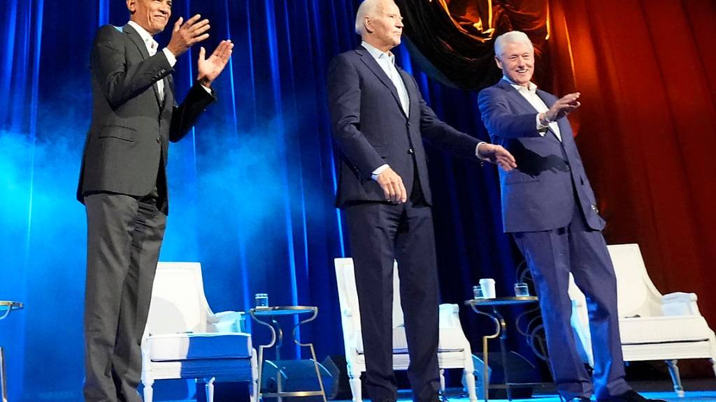 US-Präsident Joe Biden (M) und die ehemaligen US-Präsidenten Barack Obama (l) und Bill Clinton nehmen an einer Benefizveranstaltung in der Radio City Music Hall teil. Foto: Alex Brandon/AP