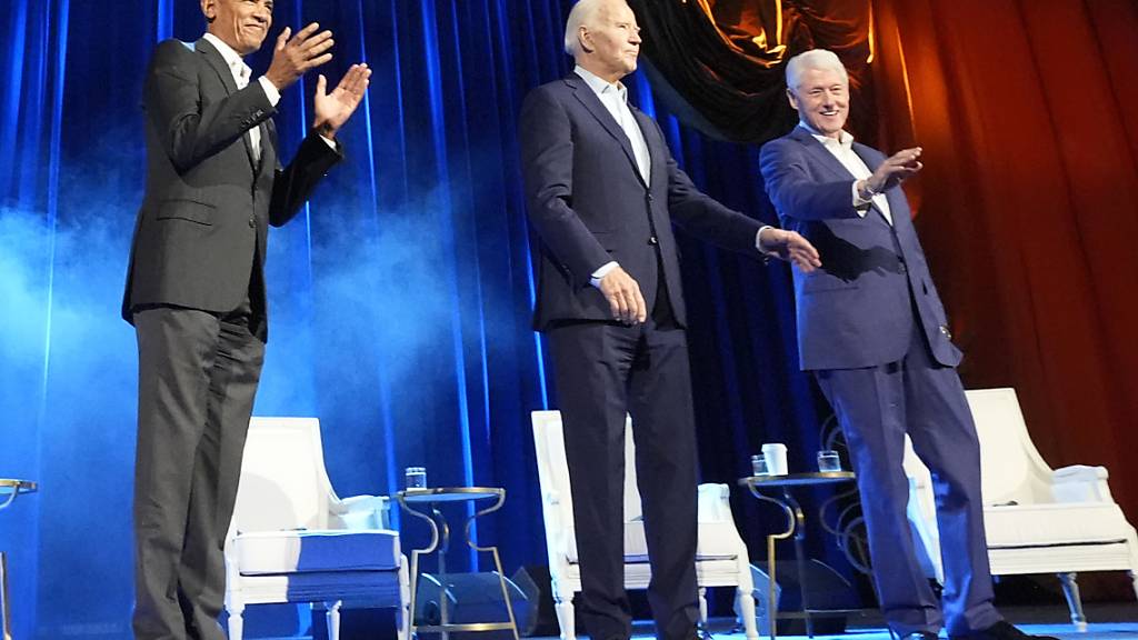 US-Präsident Joe Biden (M) und die ehemaligen US-Präsidenten Barack Obama (l) und Bill Clinton nehmen an einer Benefizveranstaltung in der Radio City Music Hall teil. Foto: Alex Brandon/AP