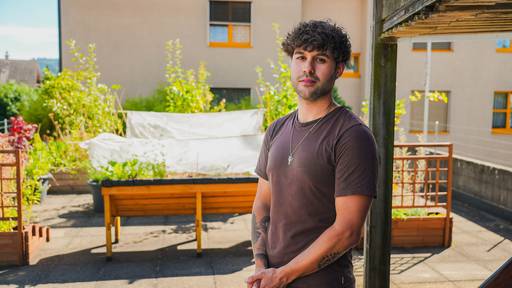 Denis zeigt seinen «Obstgarten auf dem Dach»