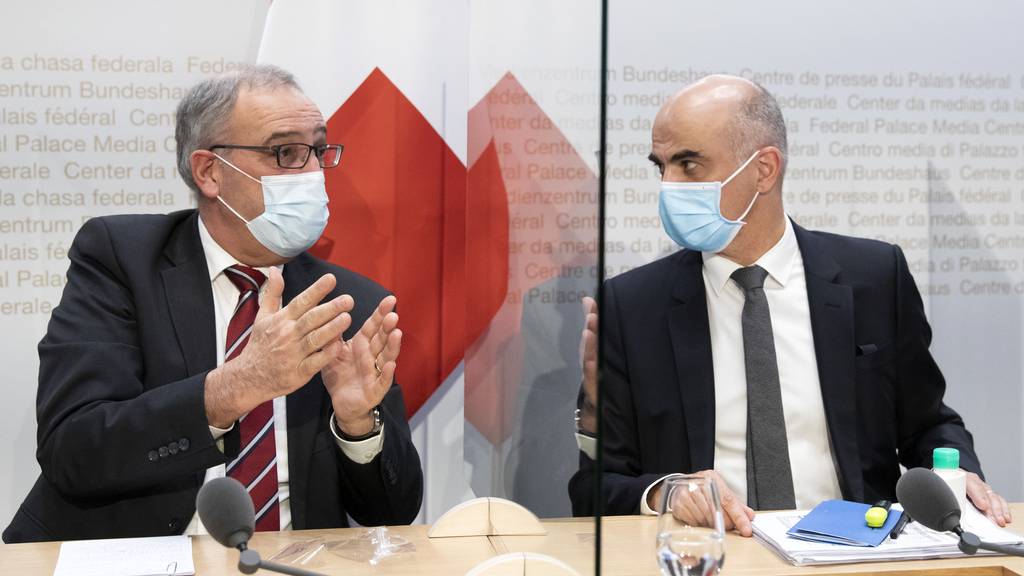 Bundesräte Guy Parmelin und Alain Berset sind durch Plexiglas-Scheiben getrennt.
