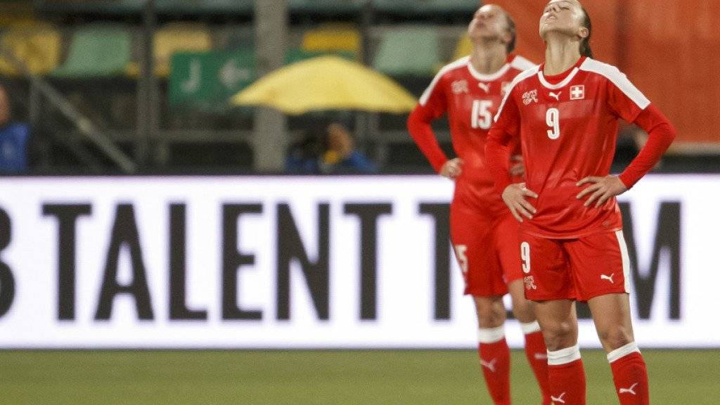 Die Schweizerinnen ärgern sich nach Spielschluss über die 3:4-Niederlage gegen die Niederlande