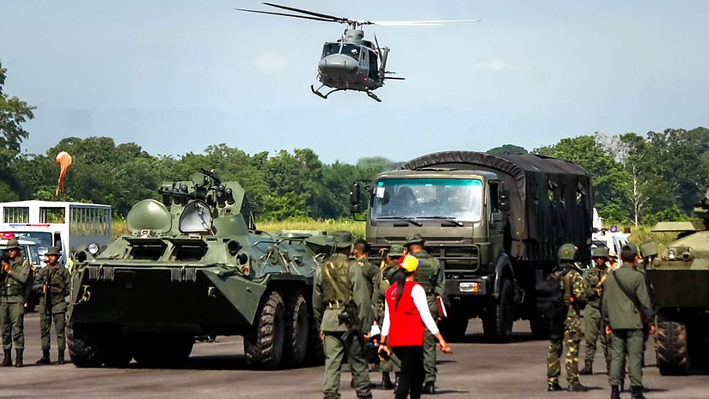 Mitglieder der venezolanischen Armee zu Beginn der Militärübung an der Grenze zu Kolumbien.