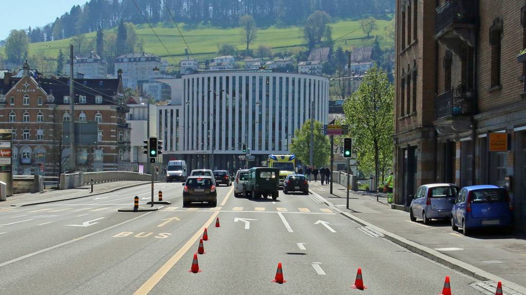 Beim Spurwechsel kurz vor der Leonhardbrücke in St.Gallen übersah ein Lenker ein Auto.