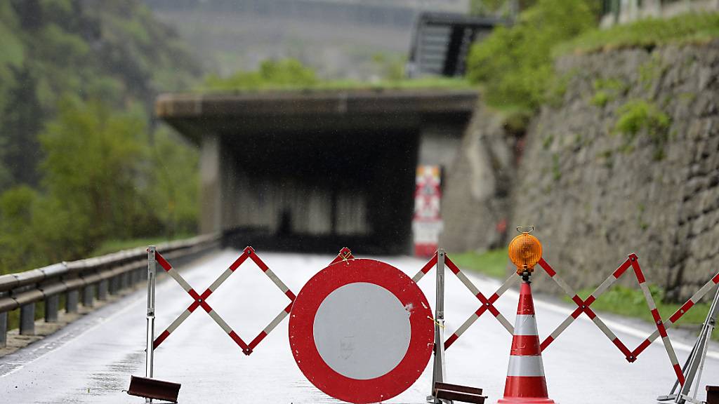 Die Strasse zwischen Martina GR und der österreichischen Landesgrenze bleibt weiterhin gesperrt. (Symbolbild)