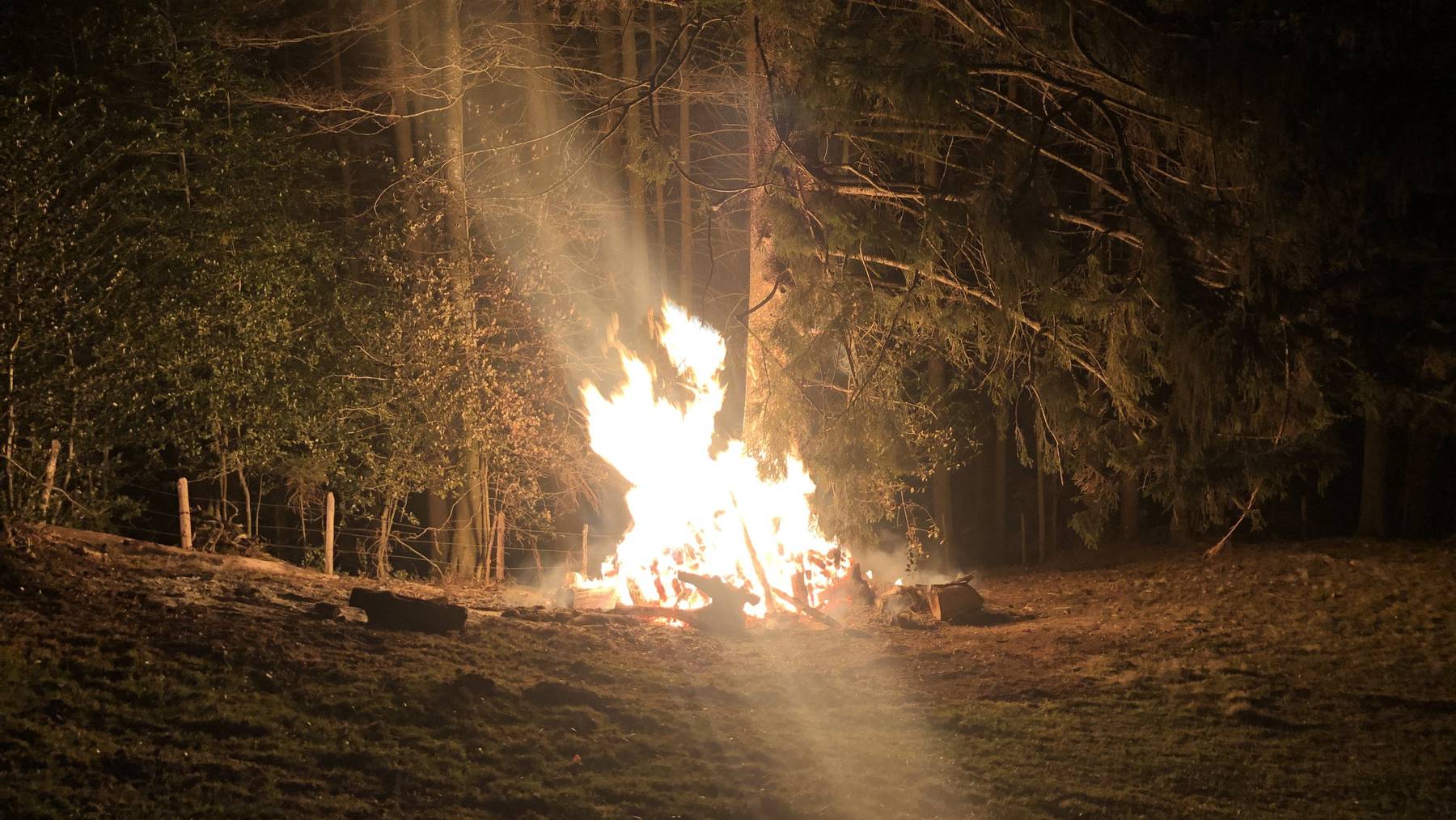 Neben einer Feuerstelle in Urnäsch geriet eine Holzbeige in Brand.