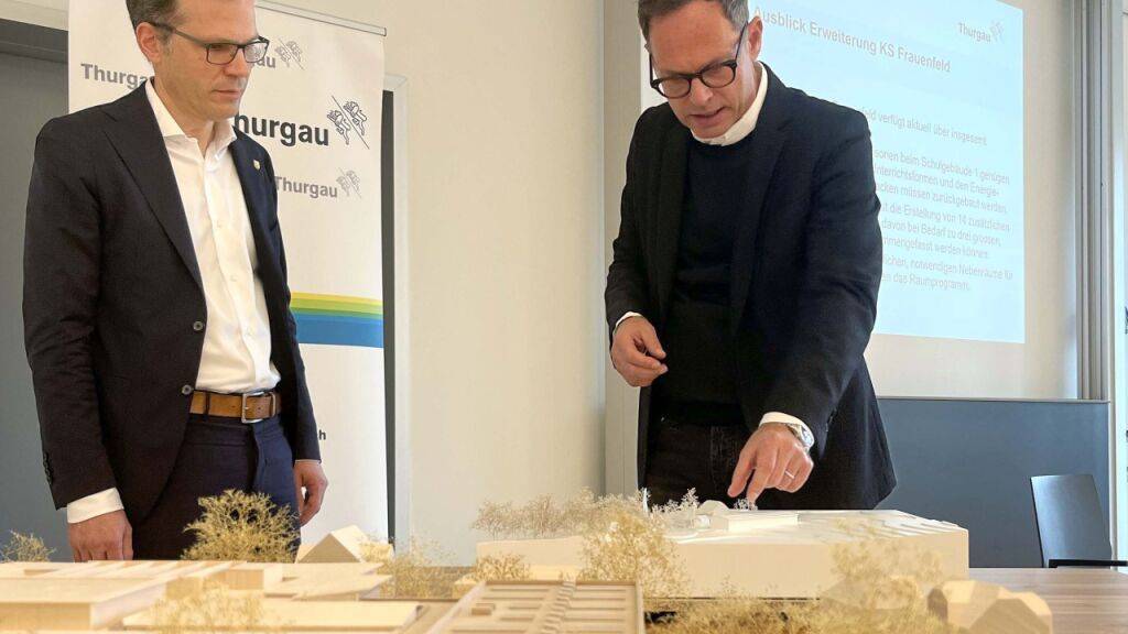 Regierungsrat Dominik Diezi und Kantonsbaumeister Erol Doguoglu erläutern die beiden Bauvorhaben der Kantonsschule Frauenfeld und des Massnahmenzentrums Kalchrain.