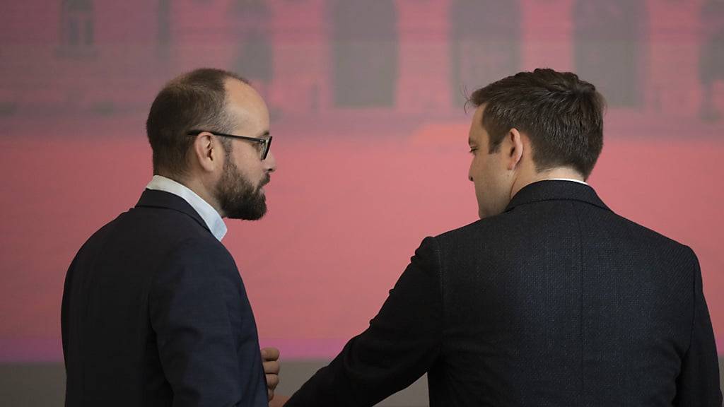 Graubündens SP-Präsident Andri Perl (links) und SP-Nationalrat Jon Pult am 14. Oktober an der kantonalen Nominationsversammlung Pults für die Bundesratswahlen. (Archivbild)